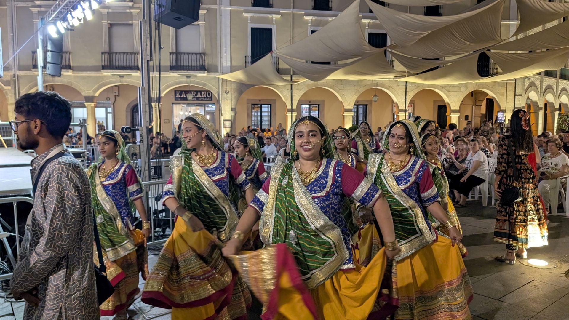 Noche de folclore regional e internacional