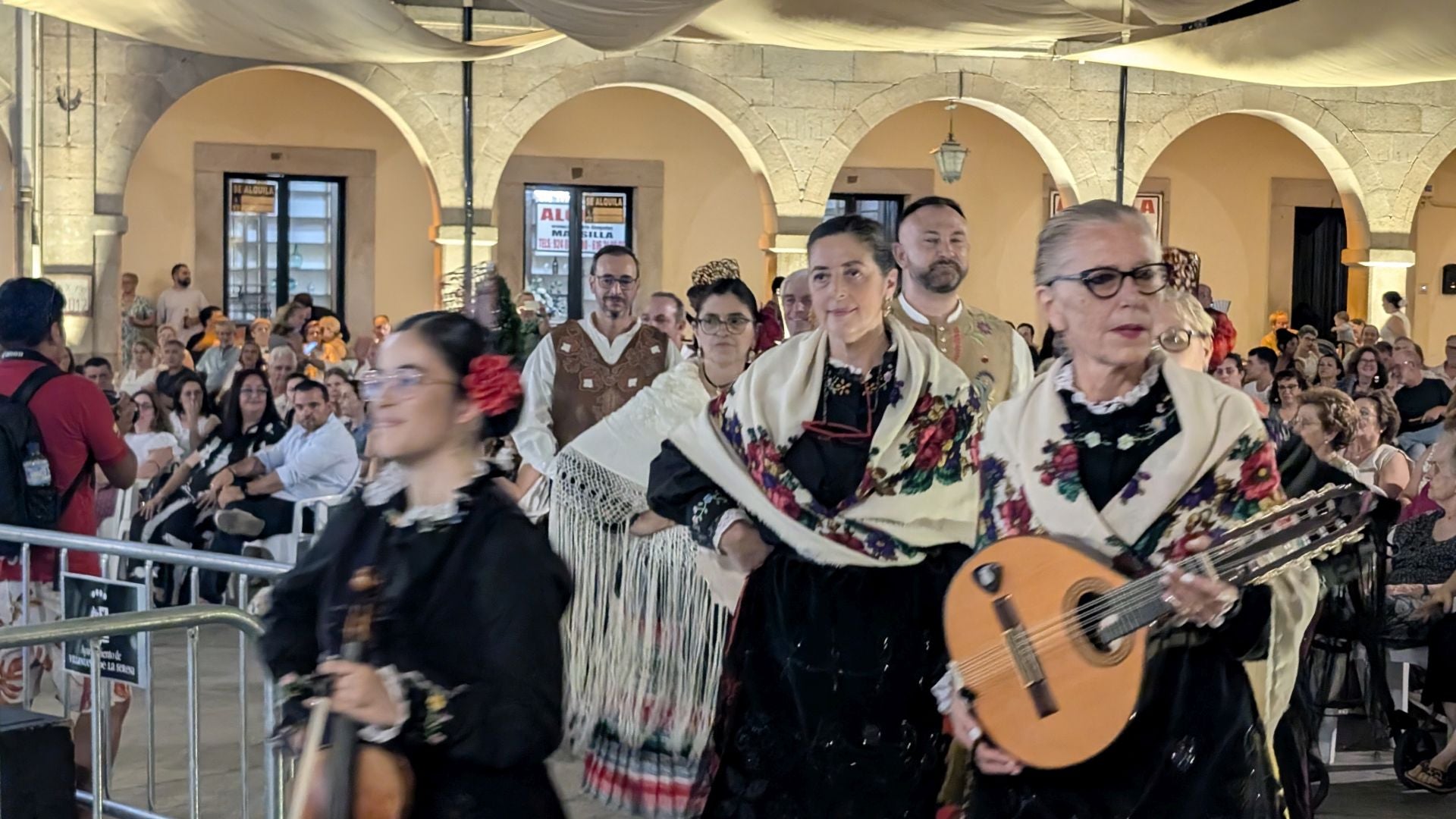 Noche de folclore regional e internacional