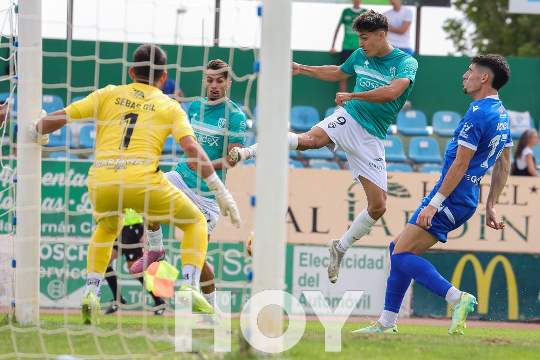 El Villanovense se estrena con remontada contra la Puebla