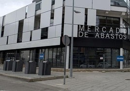 Los contenedores se encuentran en uno de los laterales del Mercado de Abastos.