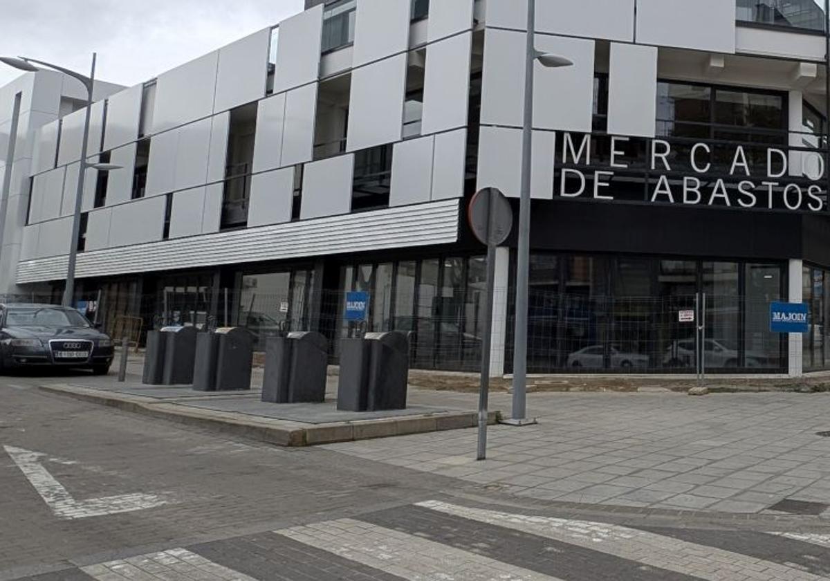 Los contenedores se encuentran en uno de los laterales del Mercado de Abastos.