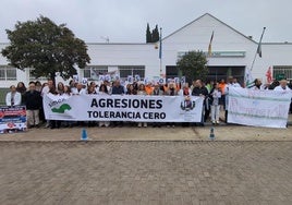 Sanitarios apoyan a la médica agredida en el centro de salud