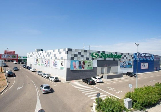 La dueña de El Faro vende su centro comercial de Villanueva de la Serena