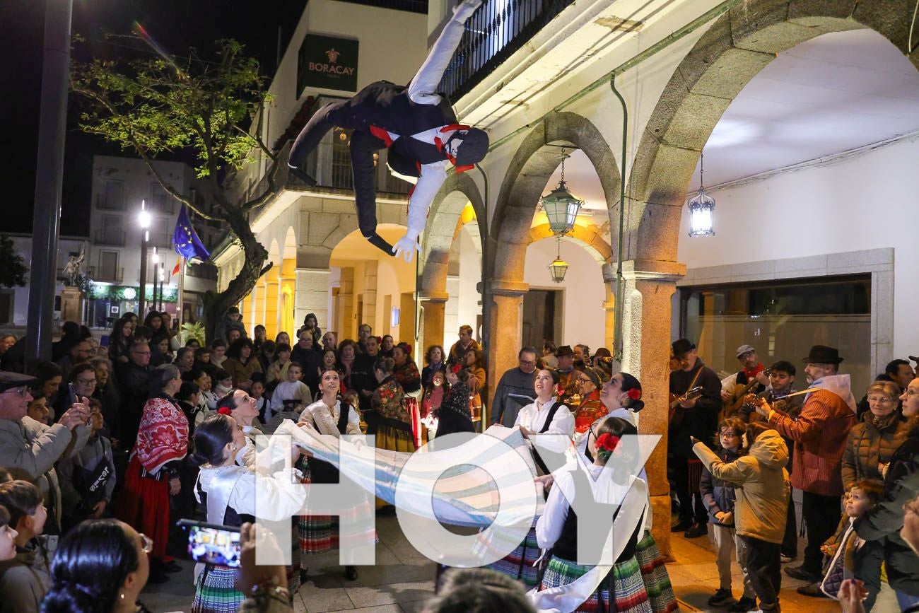 FOTOS | Tradicional Manteo del Pelele en Villanueva de la Serena