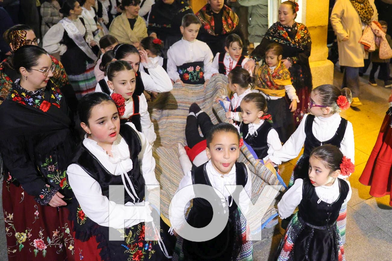 FOTOS | Tradicional Manteo del Pelele en Villanueva de la Serena