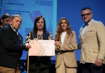 La Policía Local entrega un cheque solidario a Acopark