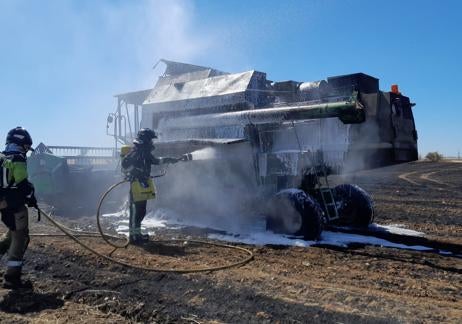 Imagen secundaria 1 - Incendio de una cosechadora en una finca entre Villanueva y La Coronada