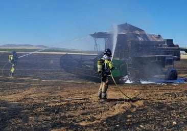 Incendio de una cosechadora en una finca entre Villanueva y La Coronada