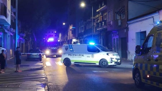 Aparatoso incendio de madrugada en un piso de la calle Hernán Cortés