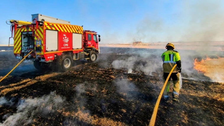 Más de cinco incendios de pastos en la misma zona entre Villanueva y Magacela en las últimas 24 horas