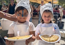 Niños y mayores disfrutan en la cuna de la tortilla de patatas