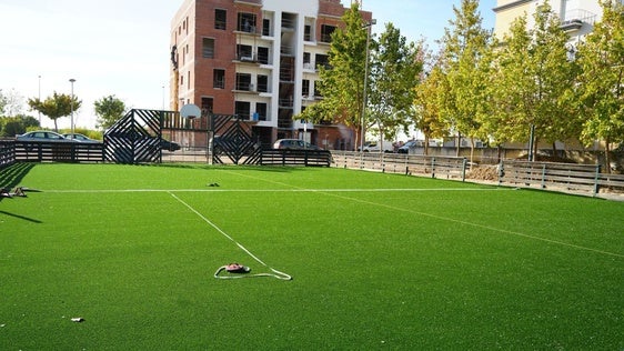 La pista del parque 'El Rodeo' estrena nuevo césped