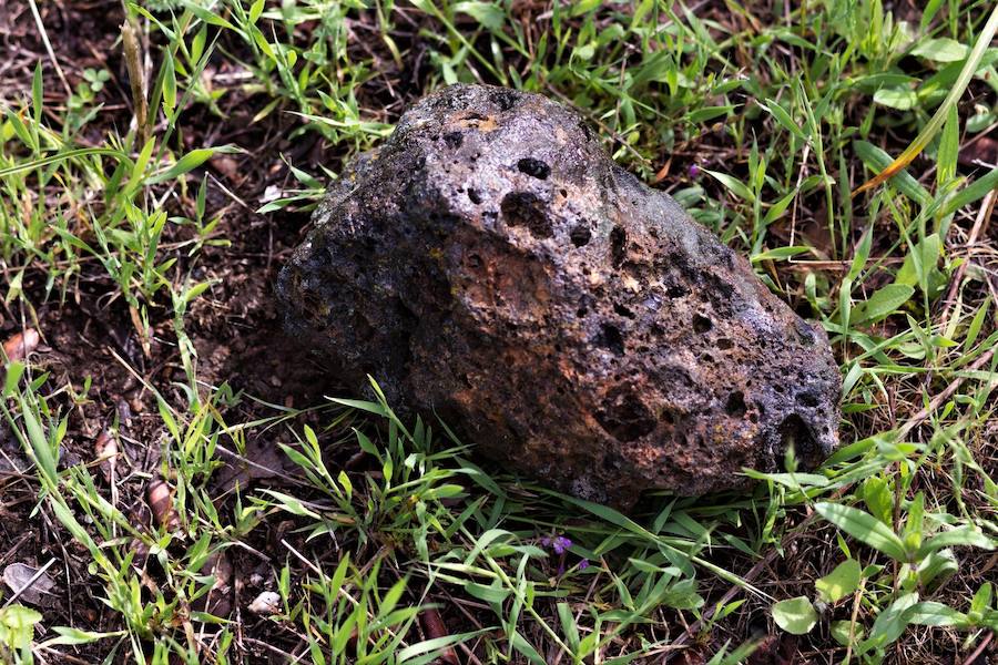 Roca de davidita, óxido de uranio y titanio, en el suelo de la finca Cabra Alta.