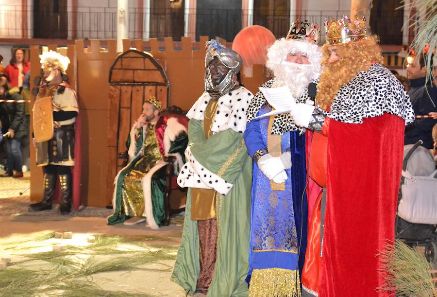 Los Reyes dan lectura a su carta de bienvenida.