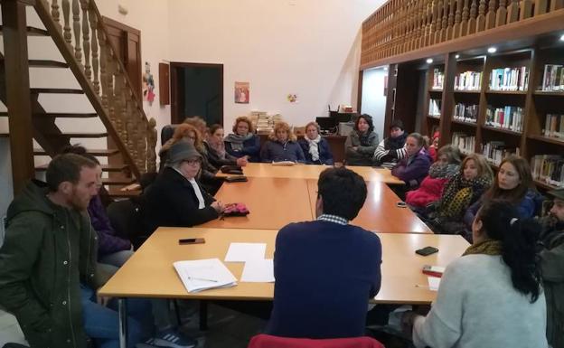 Asistentes a la primera reunión de vecinos.