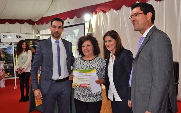 Entrega del premio a una de las ganadoras de ediciones anteriores. 