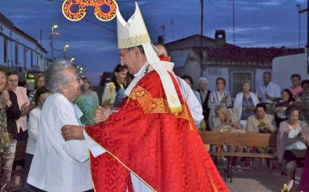 María Ina recibe al Arzobispo Celso Morga.
