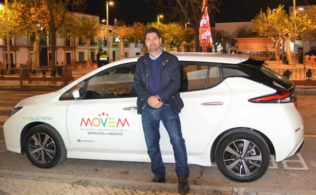 El alcalde recibió el vehículo eléctrico MOVEN.