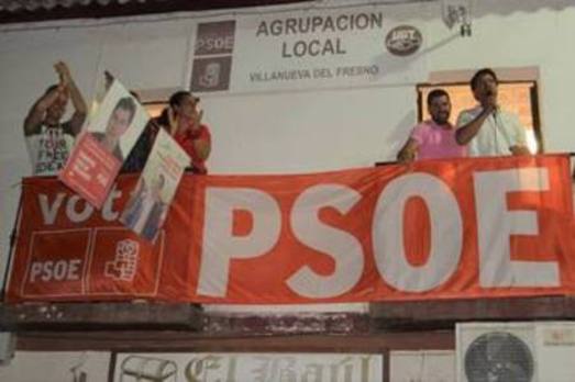 Ramón Díaz Farias, celebra la reelección desde la sede del PSOE.
