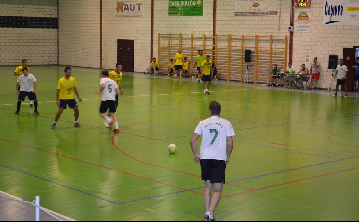 Partido de fútsal en el pabellón, imagen de archivo.
