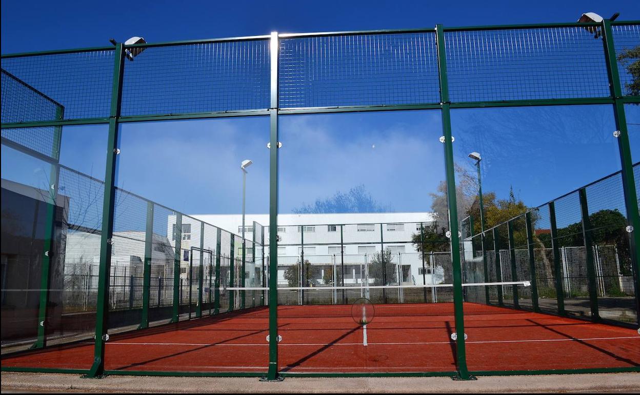 Cancha de pádel municipal.