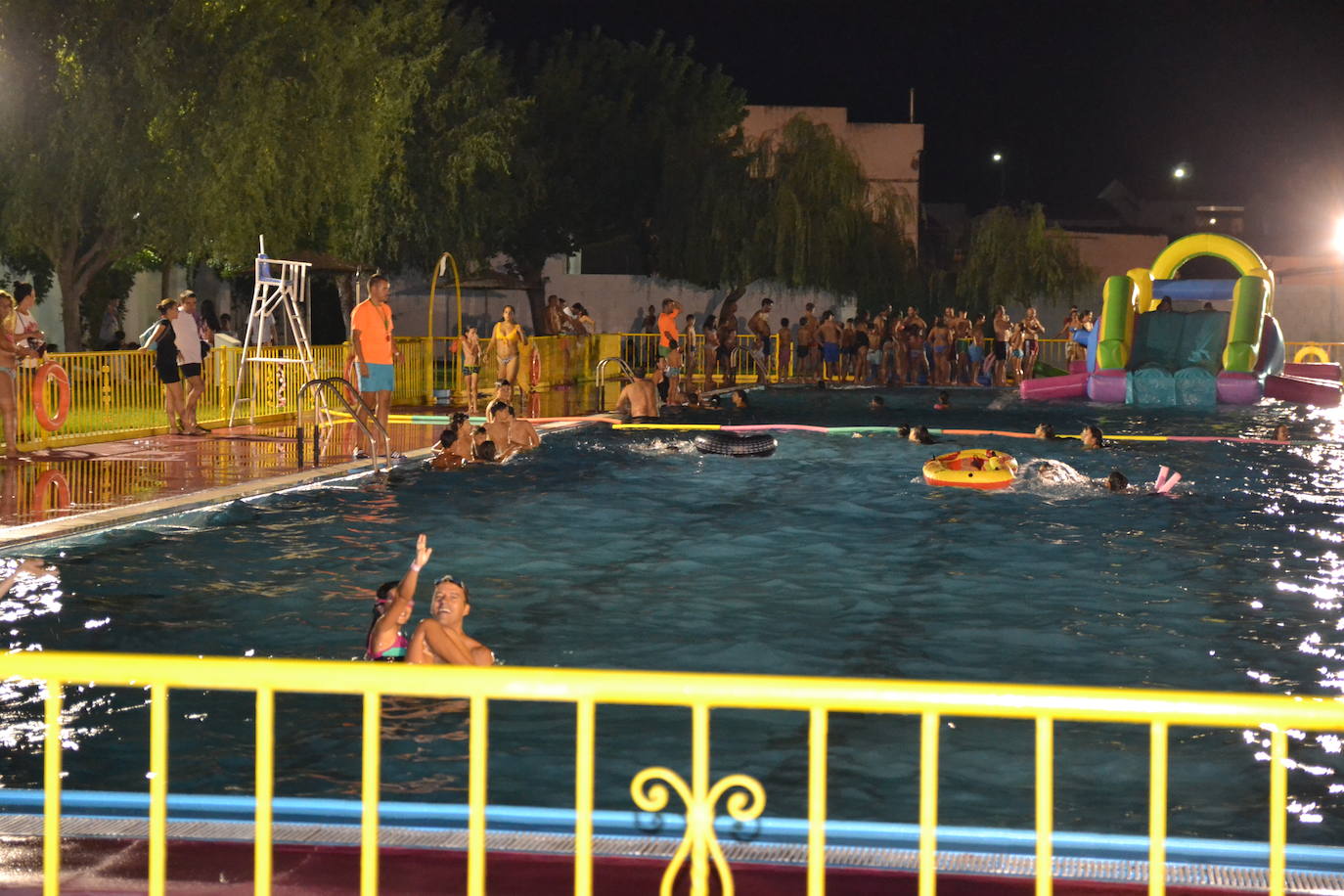 IV Fiesta Nocturna Acuática en la piscina municipal.