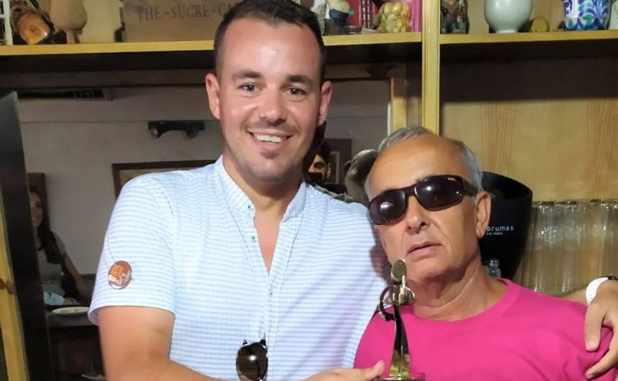 Otero recibió el trofeo de manos de González.