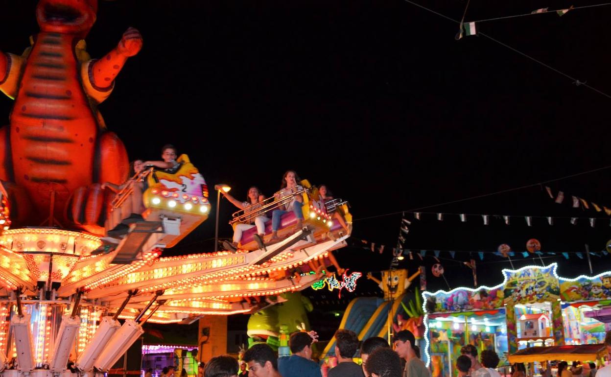 Las atracciones del recinto ferial registraron muchos usuarios.