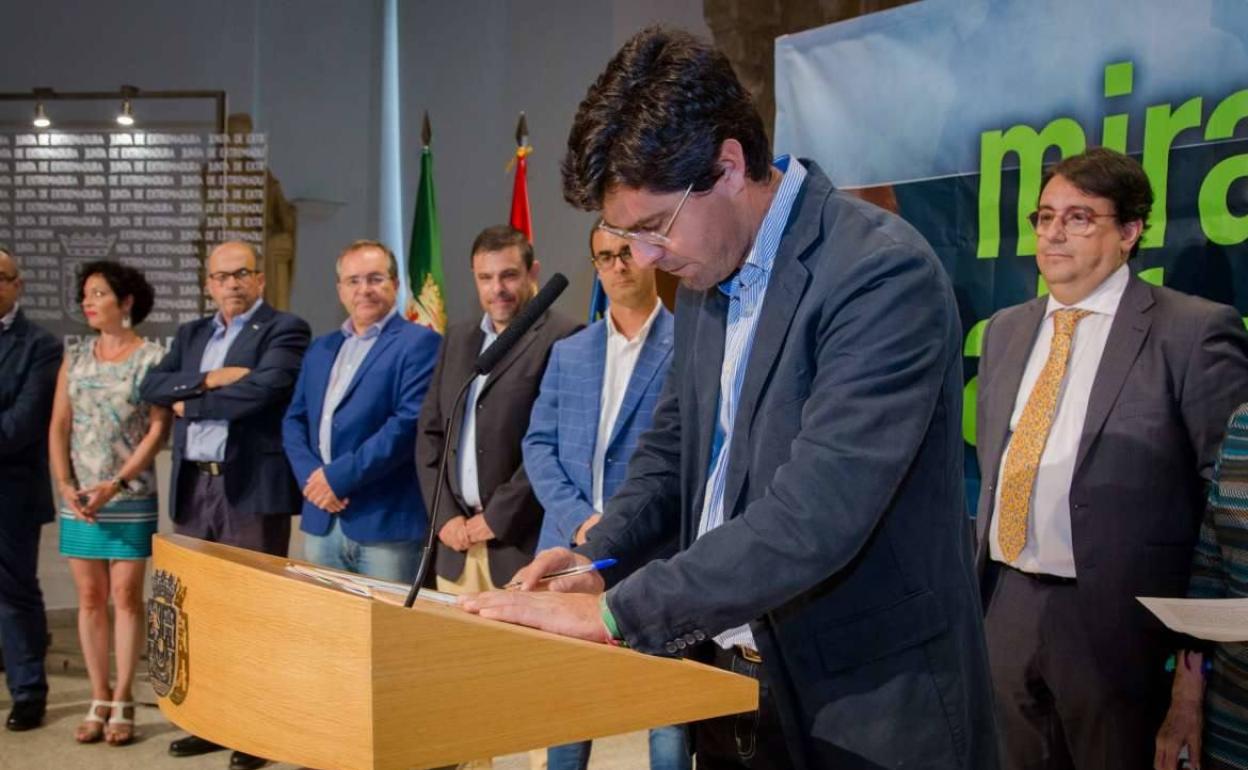 Monento de la firma del convenio por Ramón Díaz Farias