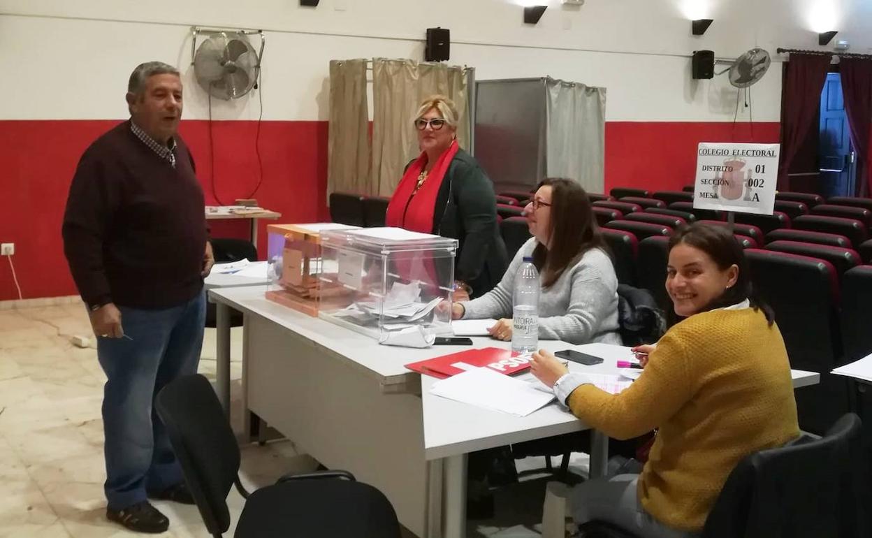 Una de las mesas electorales instaladas en el Salón de Actos.