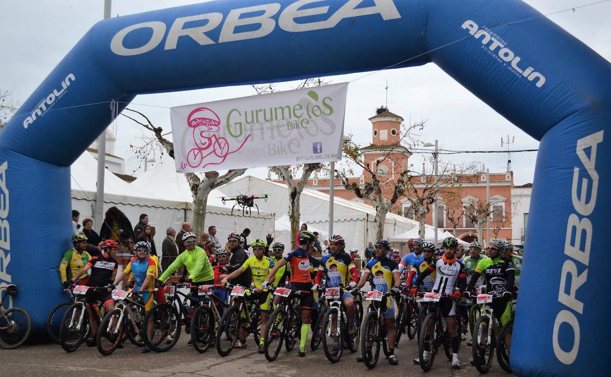 Salida de una ruta ciclista. Imagen de archivo.