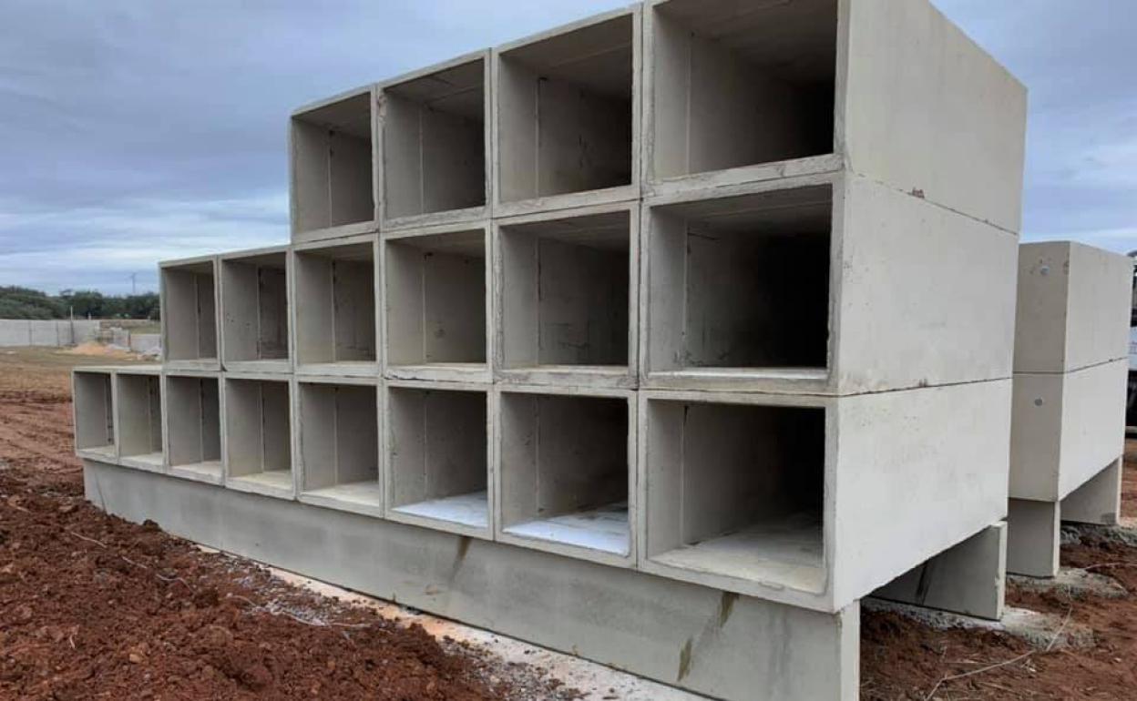 Comienzo de la instalación de los nichos prefabricados.