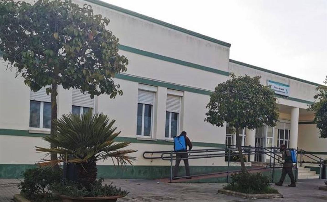 Operarios municipales desarrollando las labores de desinfección.
