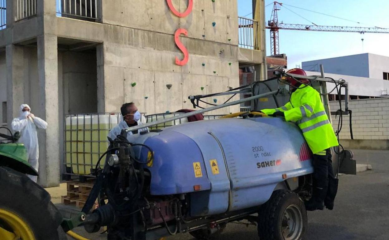 Operarios desarrollando labores de desinfección.
