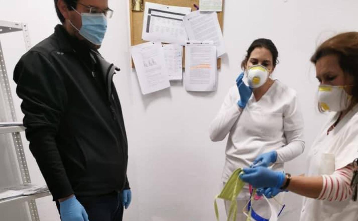 Díaz Farias entrega ados trabajadoras el material EPI.