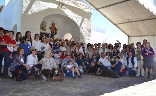 La Ermita llena de romeros junto al Patrón.