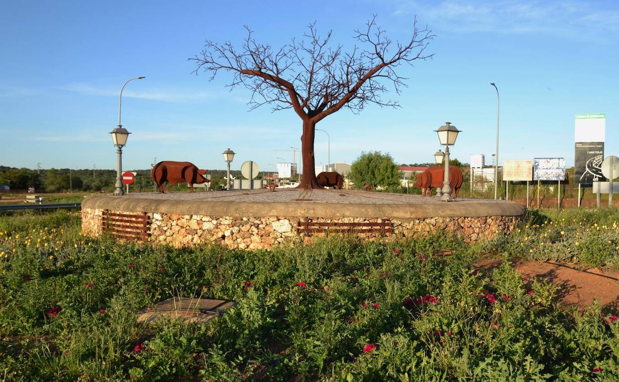 Rotonda de entrada a Villanueva del Fresno.
