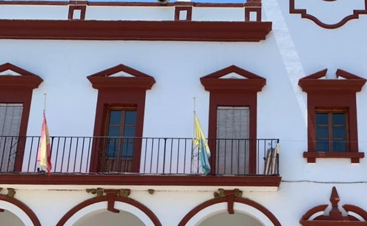 Las banderas ondean a media asta.