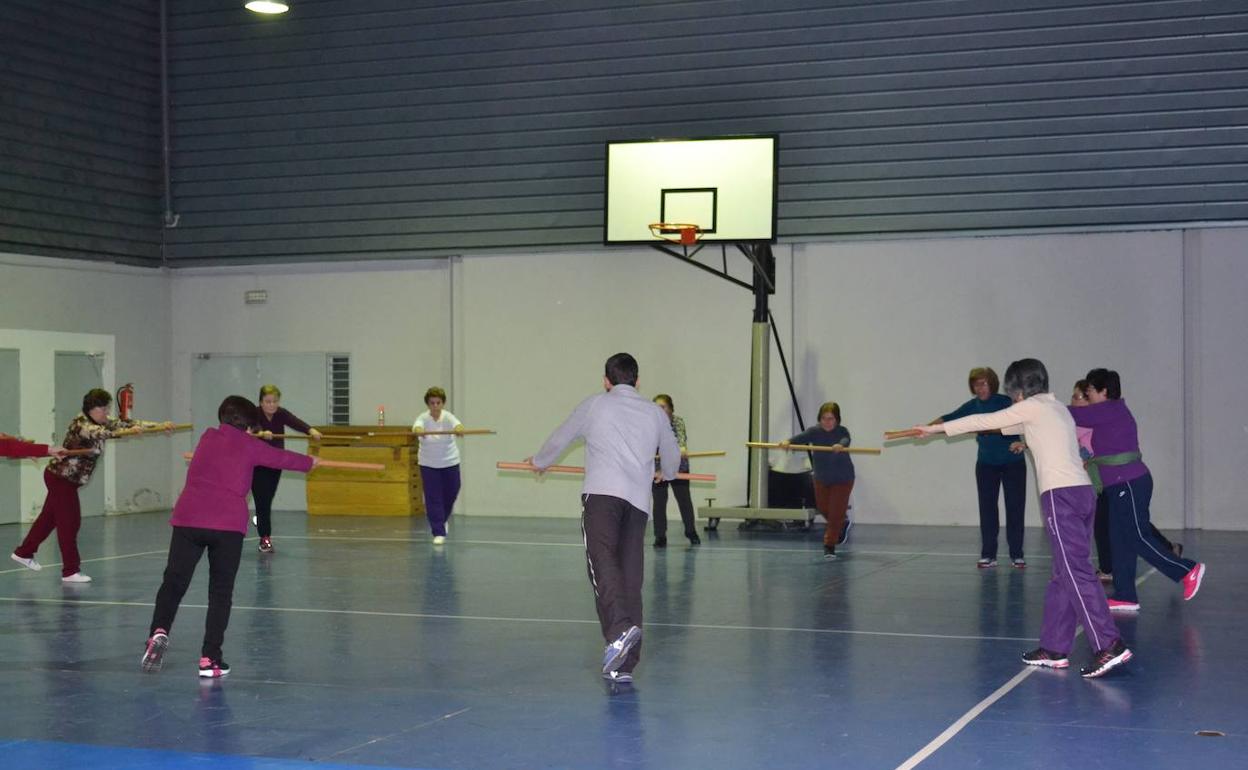 Desarrollo de una clase de gimnasia de mantenimiento, imagen de archivo.