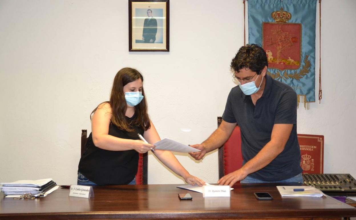 Momento de la firma del pacto de medidas frente a la crisis del COVID.