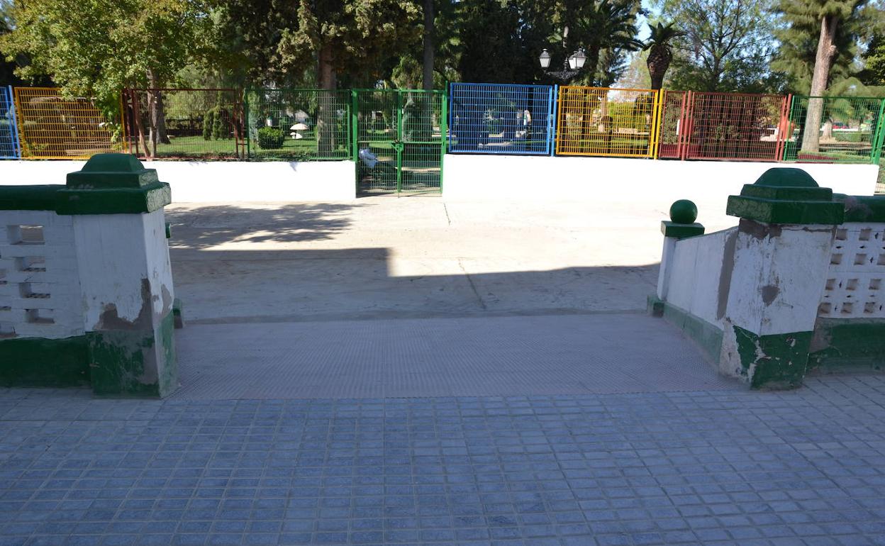 Puerta de acceso a las instalaciones del CEIP F.R. Perera
