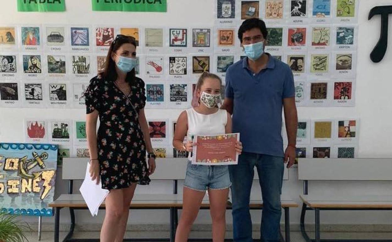Noemí Otero recibe su diploma como mejor expediente de 1º ESO.