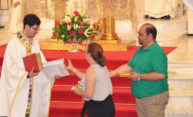 Momento de la entrega de obsequios al sacerdote Álvarez.