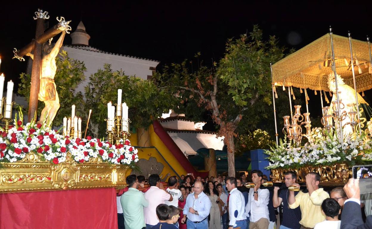 Encuentro entre las tallas de la Soledad y el Cristo de la Expiración.