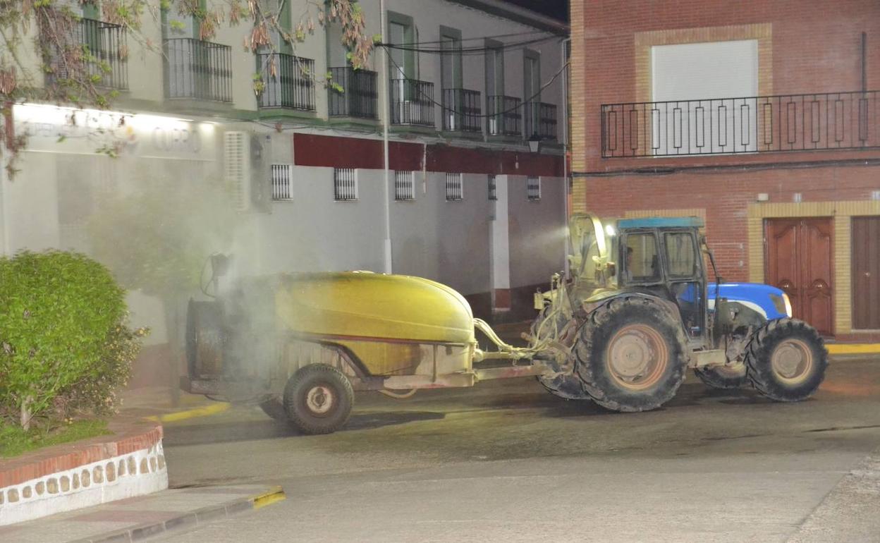 Desinfección realizada por uno de los voluntarios de la localidad.