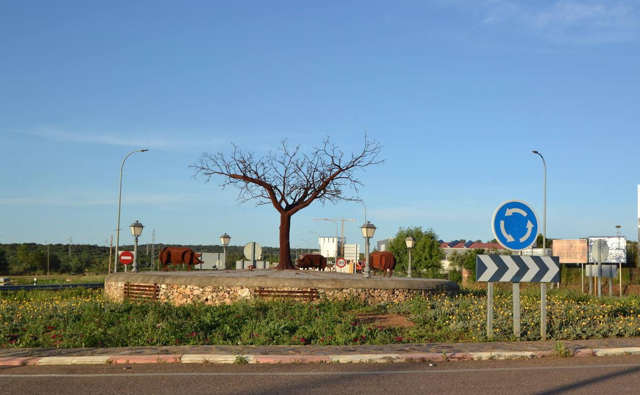 Rotonda de acceso a VIllanueva del Fresno.
