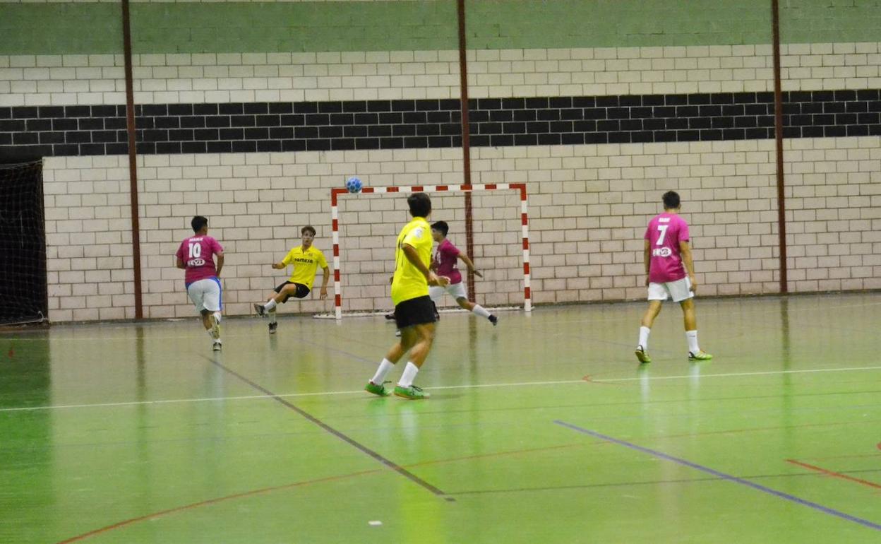 Momento de un encuentro de futsal en el pabellón municipal de Villanueva del Fresno, imagen de archivo