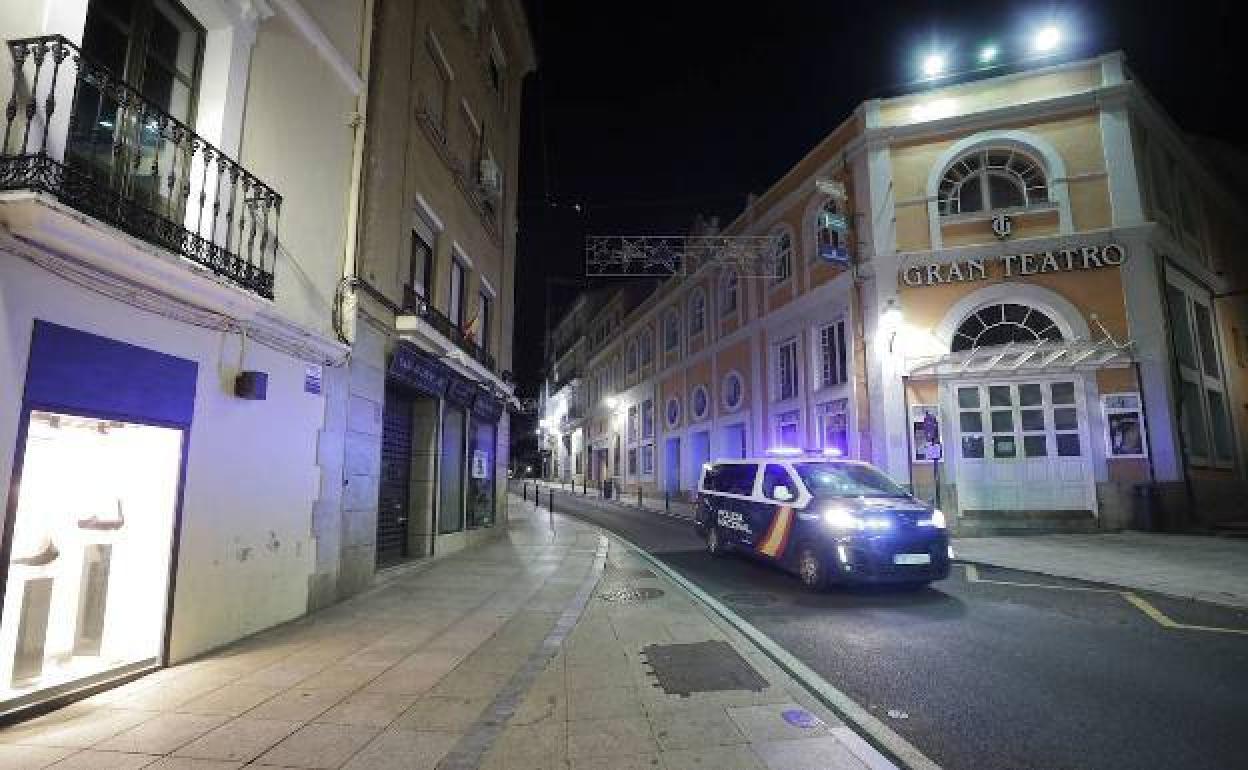 Un coche de la Policía Nacional patrullando por una calle vacía de Cáceres durante una de las noches del toque de queda. /