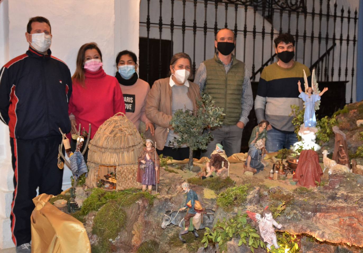 Los voluntarios que han desarrollado el montaje del portal.