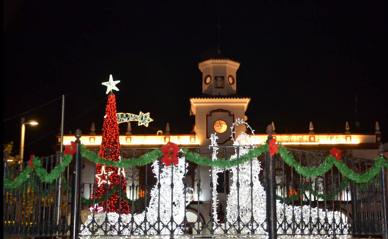 El nacimiento ocupa el centro del quiosco mientras que el árbol se ha instalado a pie de calle.